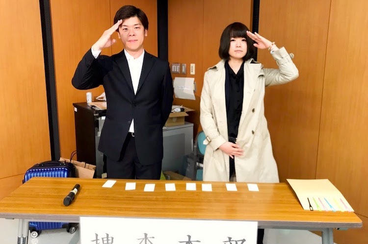 刑事役の運営スタッフ