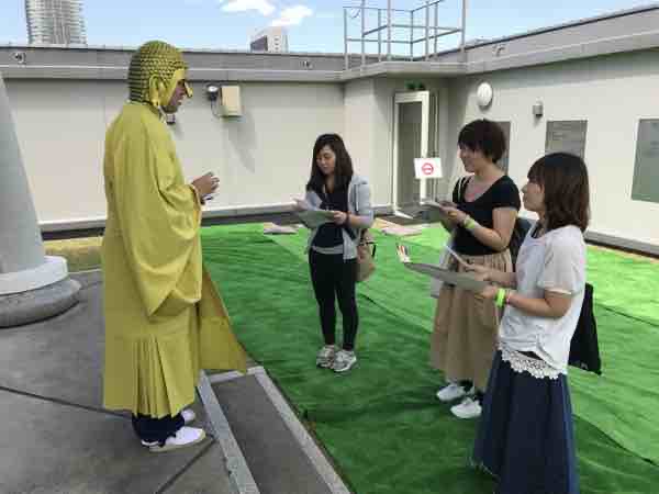 お祭りやイベント会場でお寺とお坊さんが協力して実施した謎解きイベントの様子